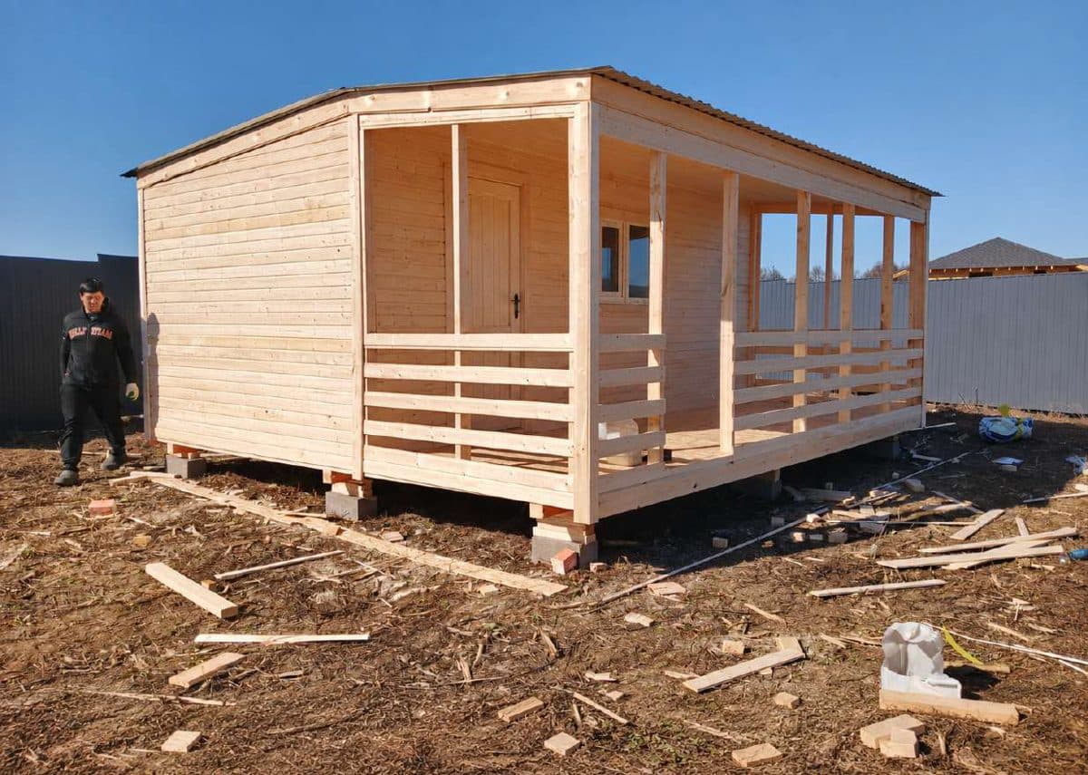 Бытовка 6 × 3 м с террасой 6 × 2 м