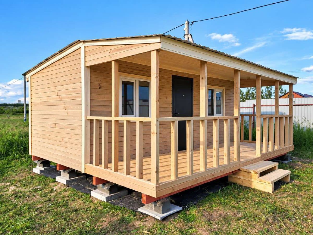 Бытовка 7 × 3 м с террасой 7 × 2 м