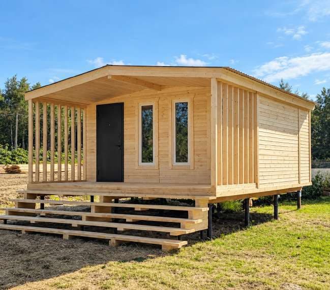 Дачный домик 6 × 4 м с террасой 6 × 2 м