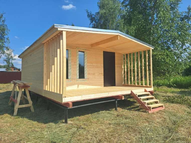 Дачный домик 6 × 7 м с террасой 6 × 2 м